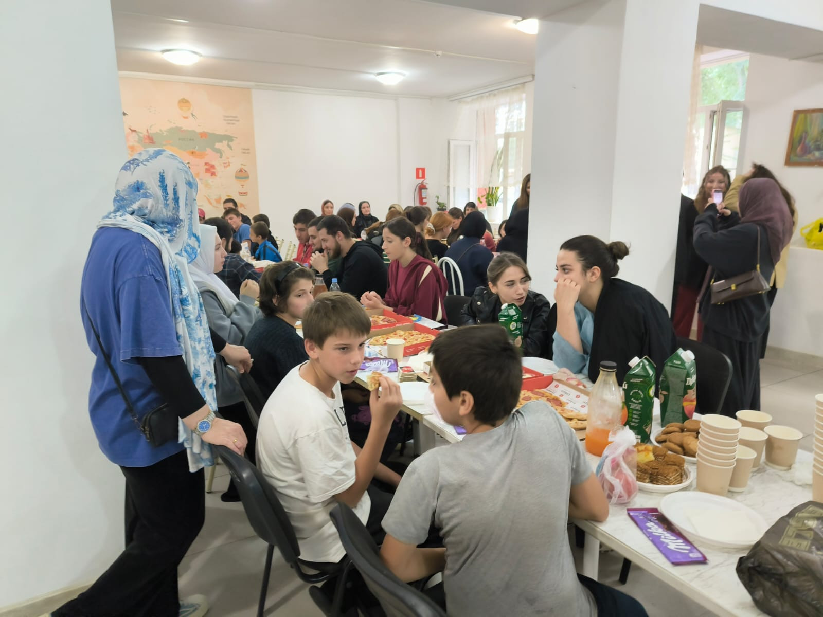 Представители "Семейная галерея" и " Токио" в гостях у воспитанников детского дома.